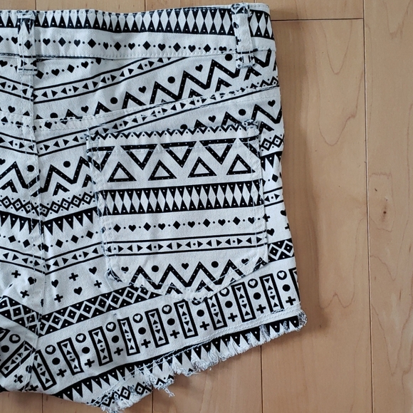 H&M SHORTS - Picture 2 of 6